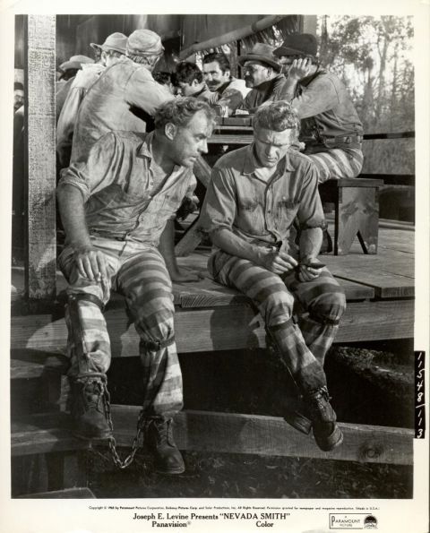 Bill Bowdre (played by Arthur Kennedy) 
and Max (McQueen) 
talking in the prison canteen.
